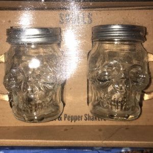 Sal and pepper shakers